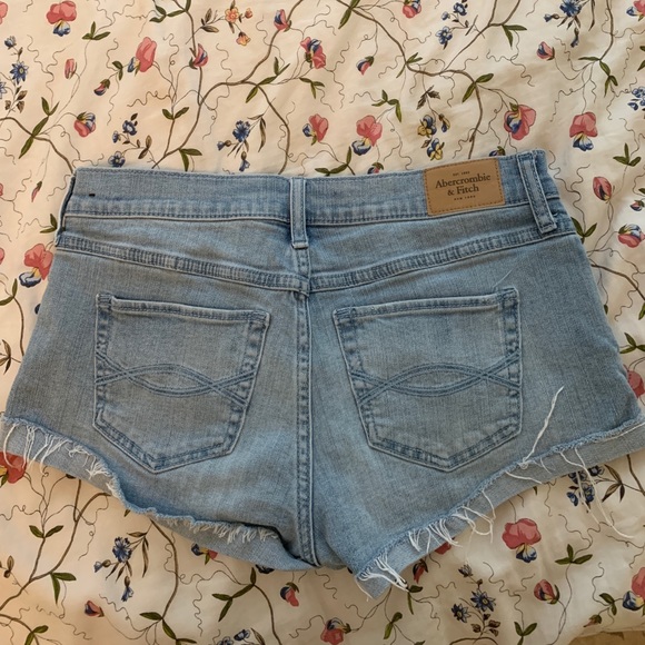 Low-rise light wash Abercrombie & Fitch shorts - Picture 2 of 3